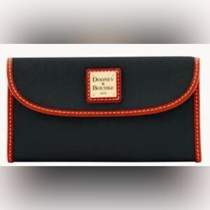 279. NWT Dooney & Bourke Continental Clutch In Black Pebble Grain Leather